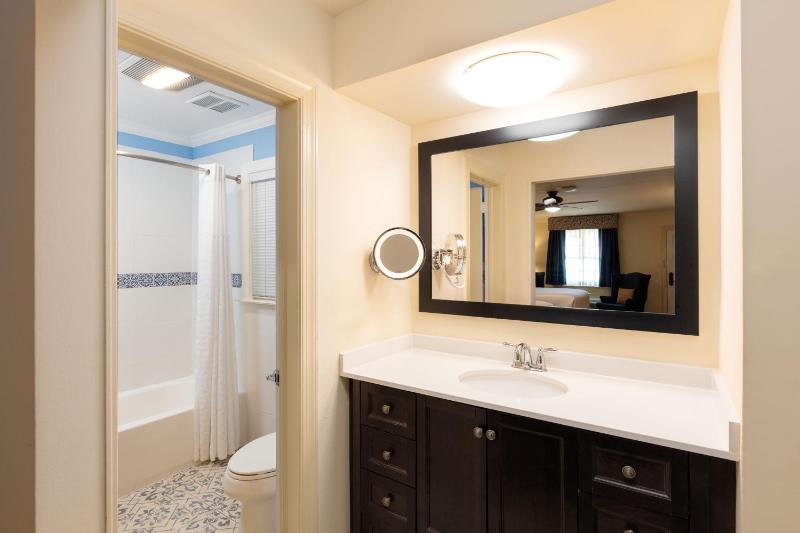 Colonial Double Queen Guestroom image 1