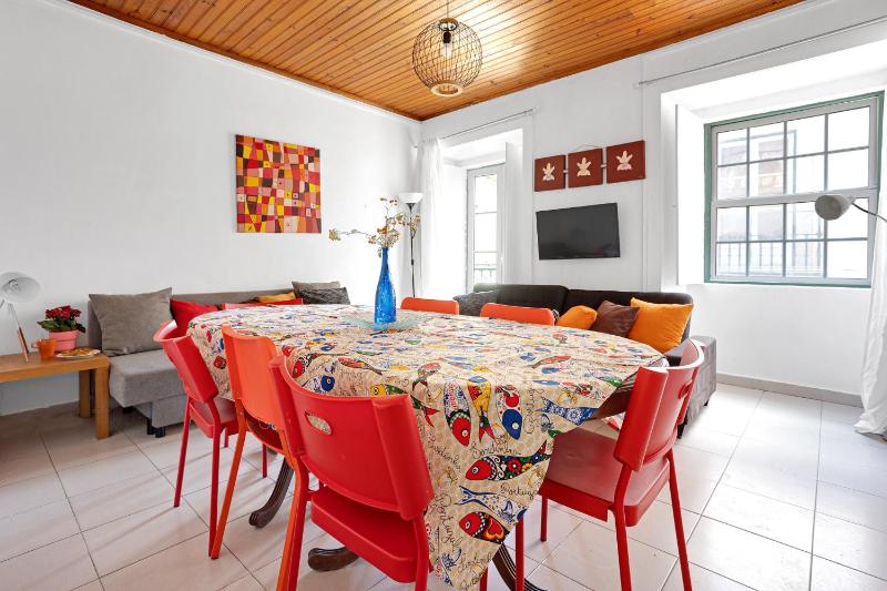 Group-Friendly Apt in the Heart of Bairro Alto - image 1