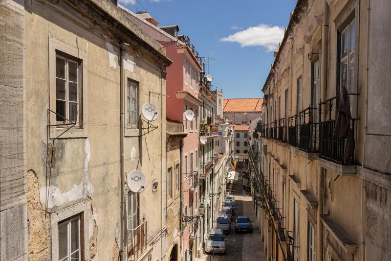 Group-Friendly Apt in the Heart of Bairro Alto - image 9