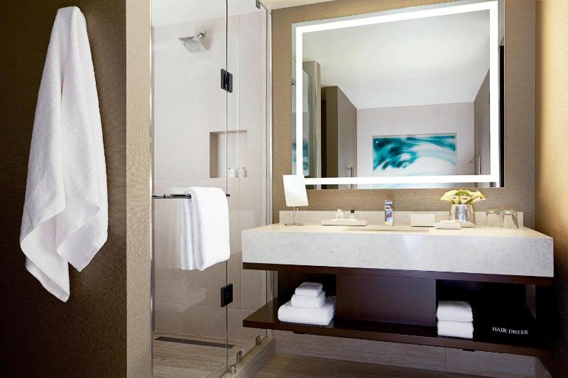 King or Queen Room - High Floor image 3