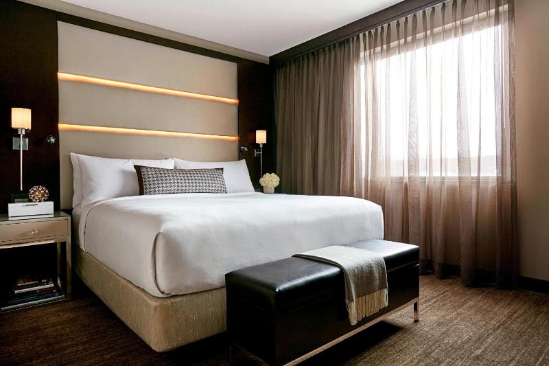 Deluxe King Room image 3