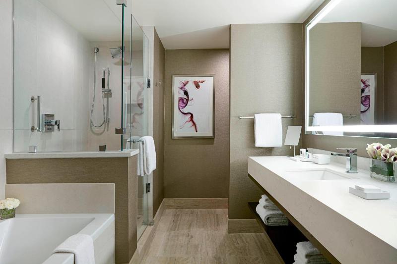 Deluxe King Room image 2