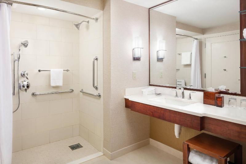 Queen Room with Two Queen Beds - Concierge Level image 4