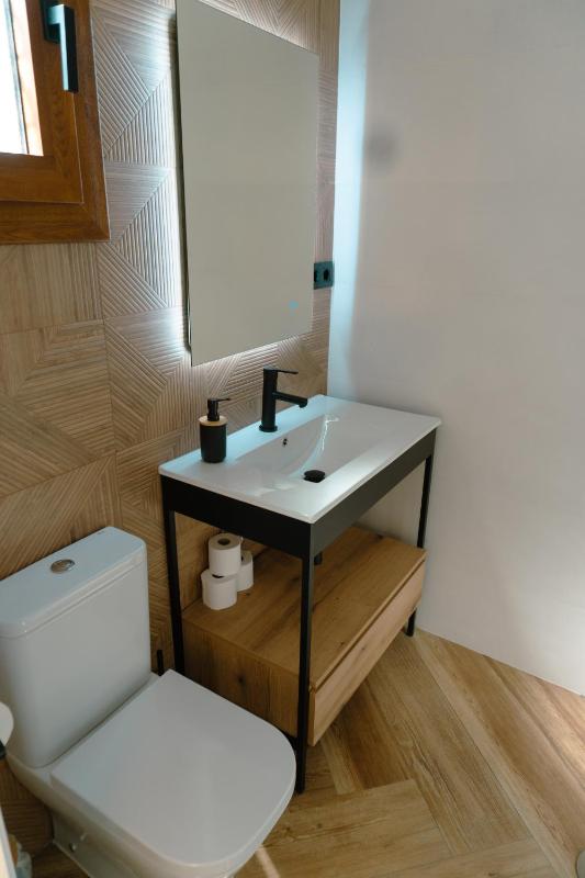 Double Room with Shared Bathroom - Queen Bed image 2