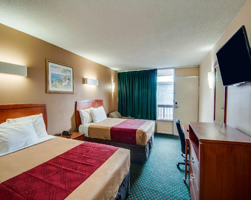 Double Room with Two Double Beds - Smoking image 4