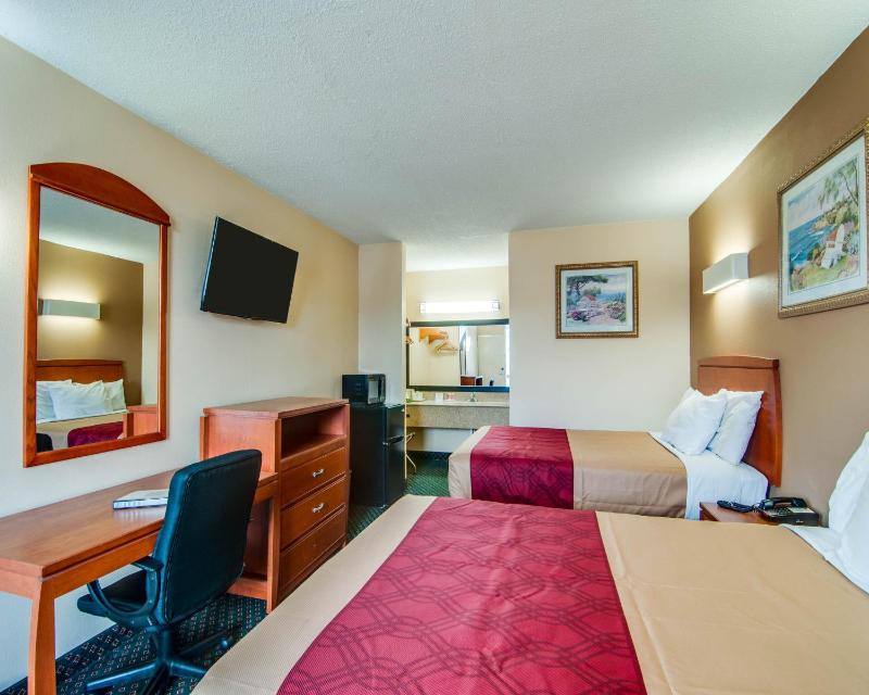 Double Room with Two Double Beds - Smoking image 3