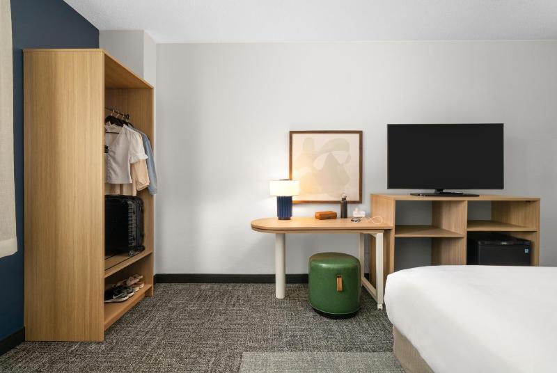King Room with King Bed - Non-Smoking image 3