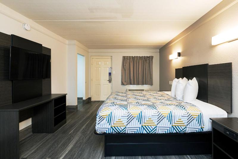 King Room with Roll-in Shower - Disability Access - smoking image 4