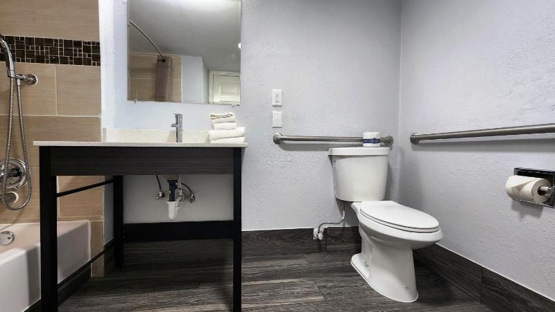 King Room with Roll-in Shower - Disability Access - smoking image 2