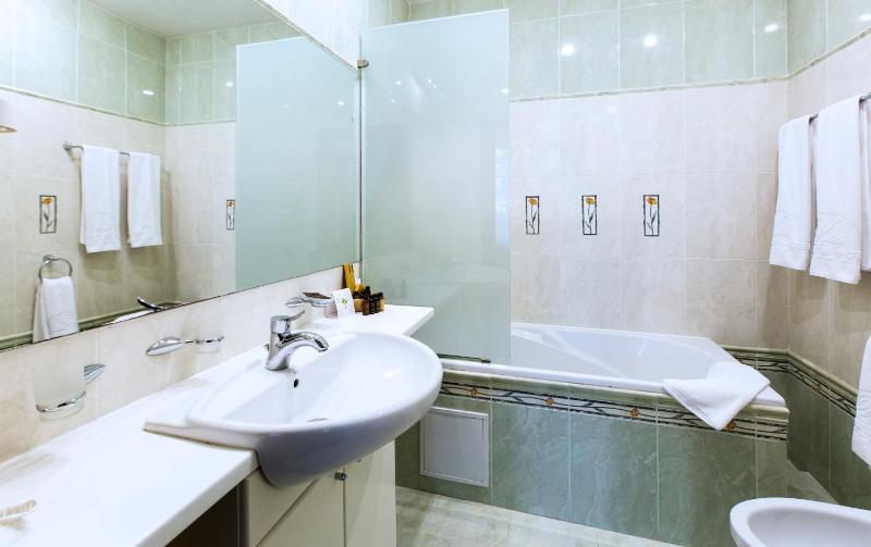 Suite with Sauna and Jacuzzi access image 2