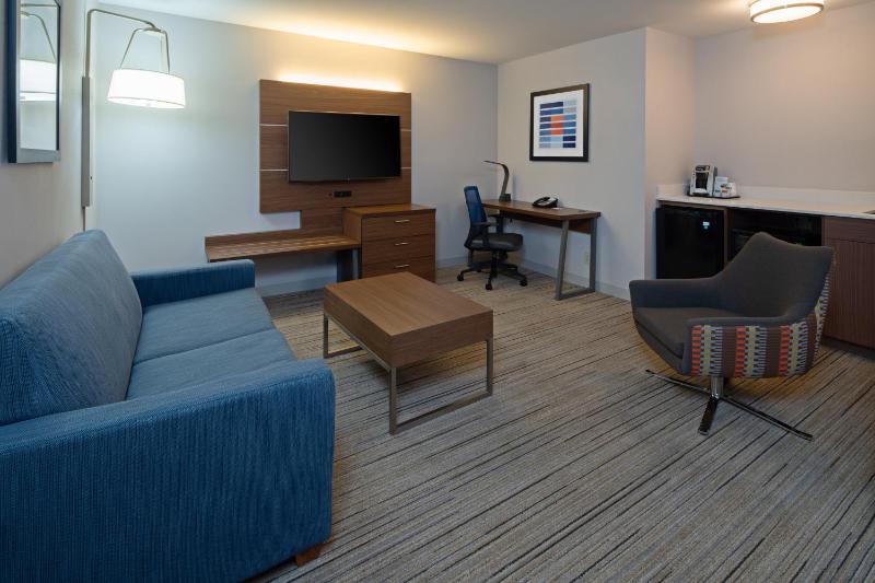 One-Bedroom Suite with Two Queen Beds image 2