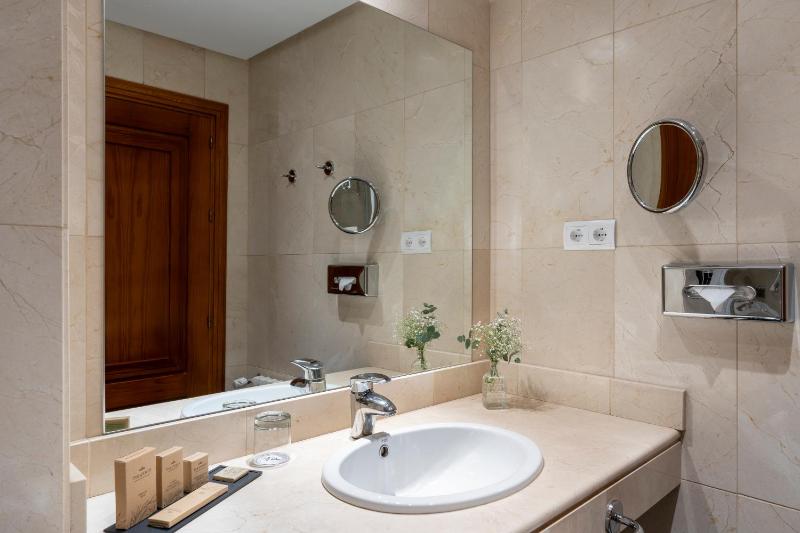 Standard Double Room image 4