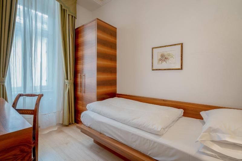 Small Single Room image 4