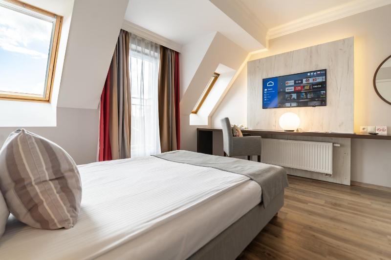 Single Room with Bathroom image 1