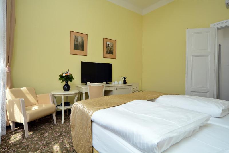 Double or Twin Room image 2