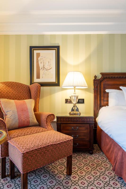 Guestroom with King Bed & Mountain View image 1