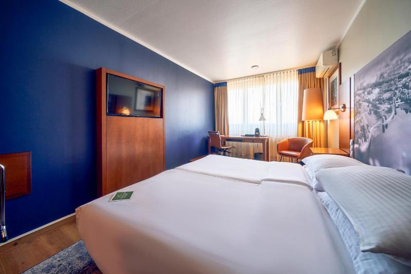 Executive Double or Twin Room image 4