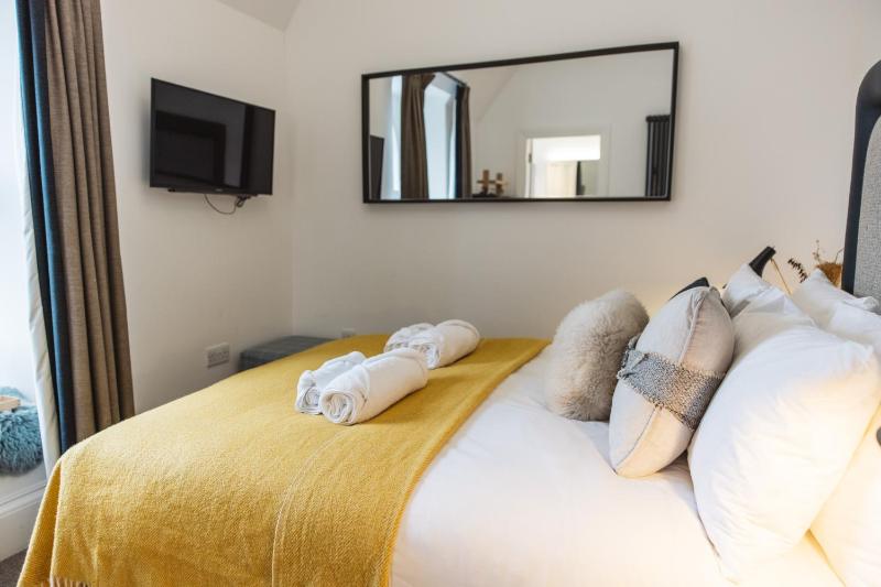 Small Double Room image 1