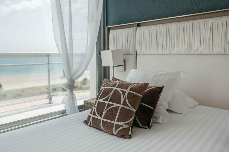 Superior Double Room with Panoramic Sea View image 3