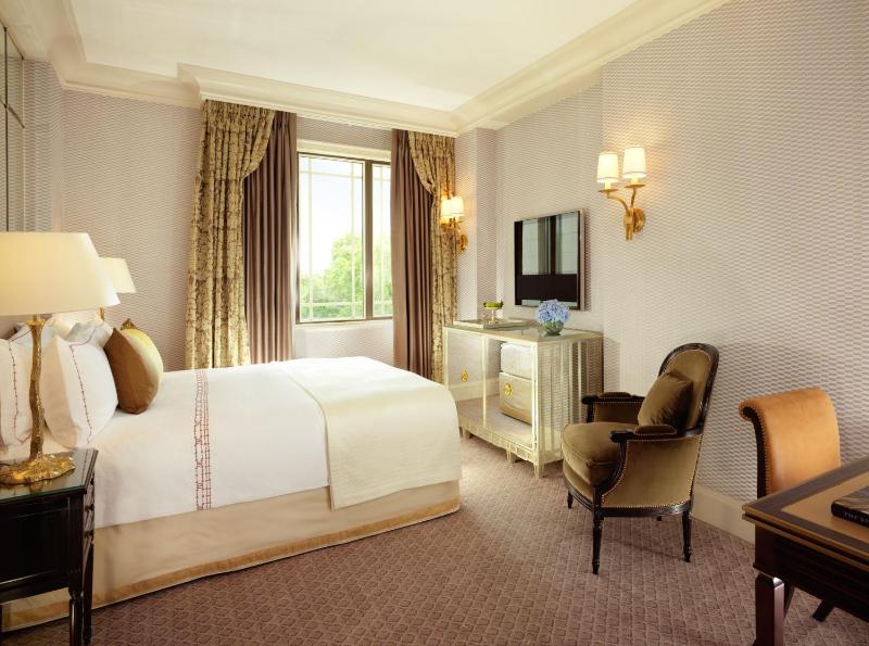 Deluxe Queen Room image 1