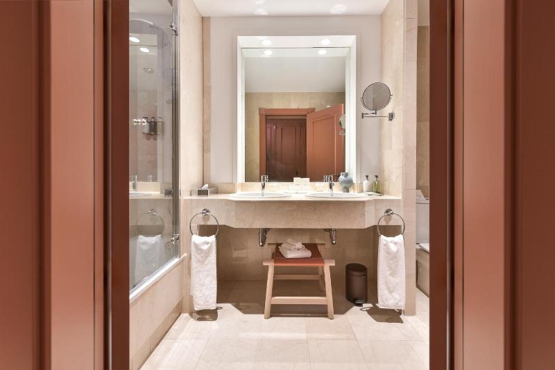 Junior Suite with Partial Sea View (4 Adults) image 4