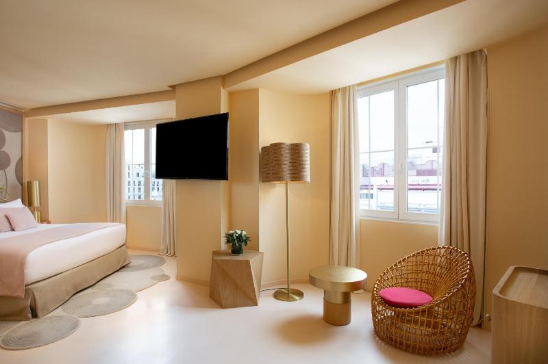 Junior Suite with Gran Via View image 4