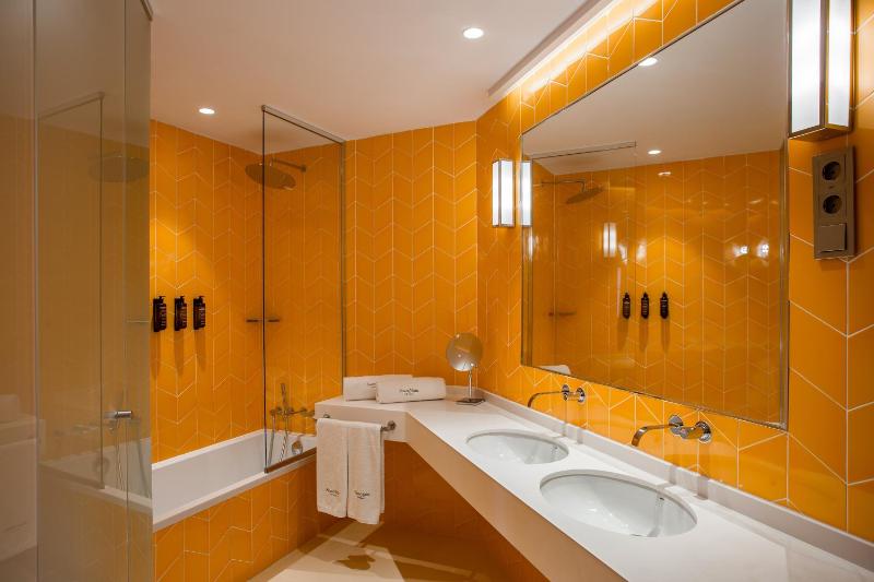 Junior Suite with Gran Via View image 2