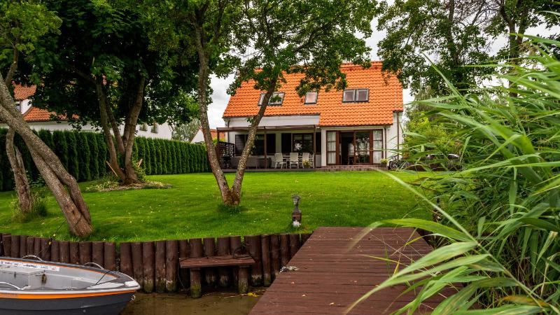 Four-Bedroom House - with own pier and a boat - 10 Zamkowa Street image 3