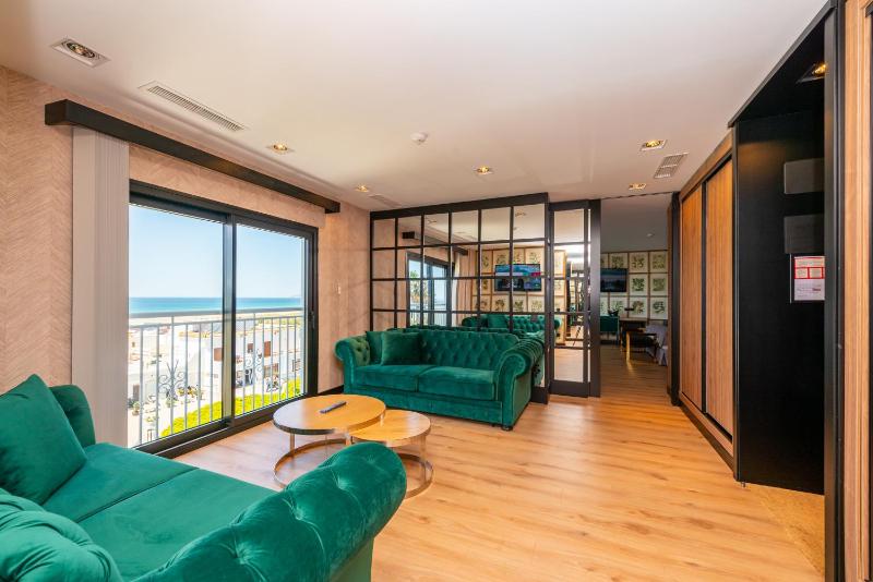 Deluxe Suite with Sea View image 3