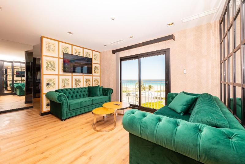 Deluxe Suite with Sea View image 2