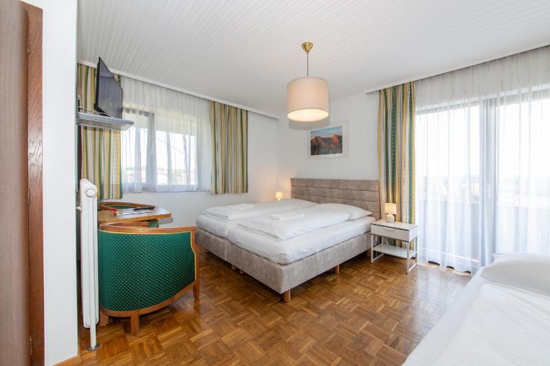 Superior Double Room with Balcony image 3