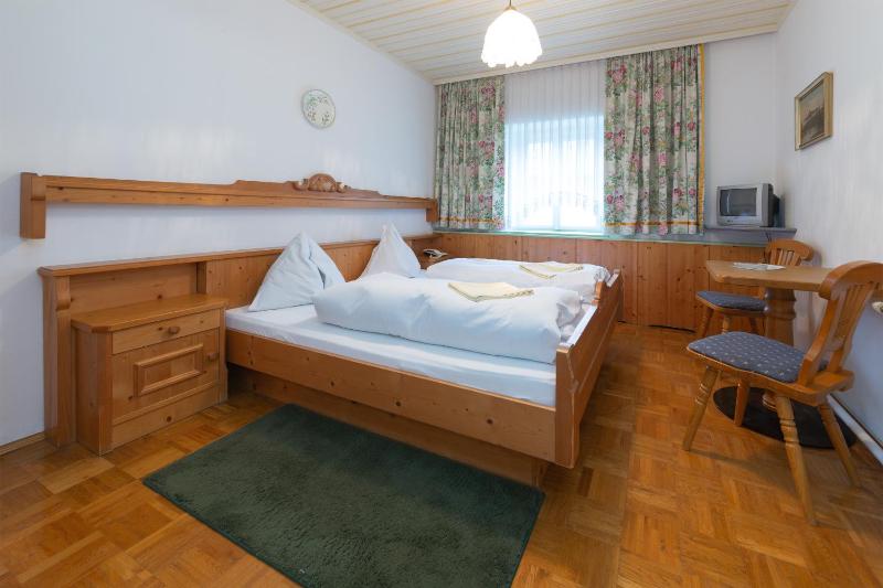 Budget Double Room image 3