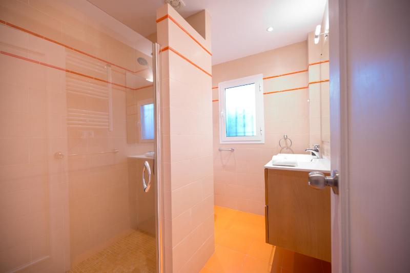 Typical beach house Las Chapas Playa with heated pool - image 25