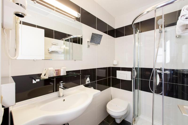 Single Room - Non-Smoking image 4