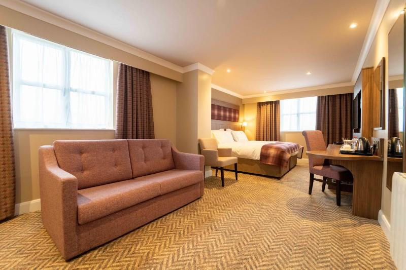 Deluxe Family Room image 4