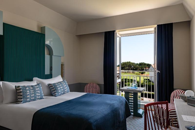 Superior Double or Twin Room with City View image 3