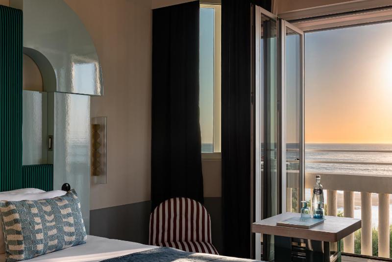 Superior Double or Twin Room with Sea View image 3