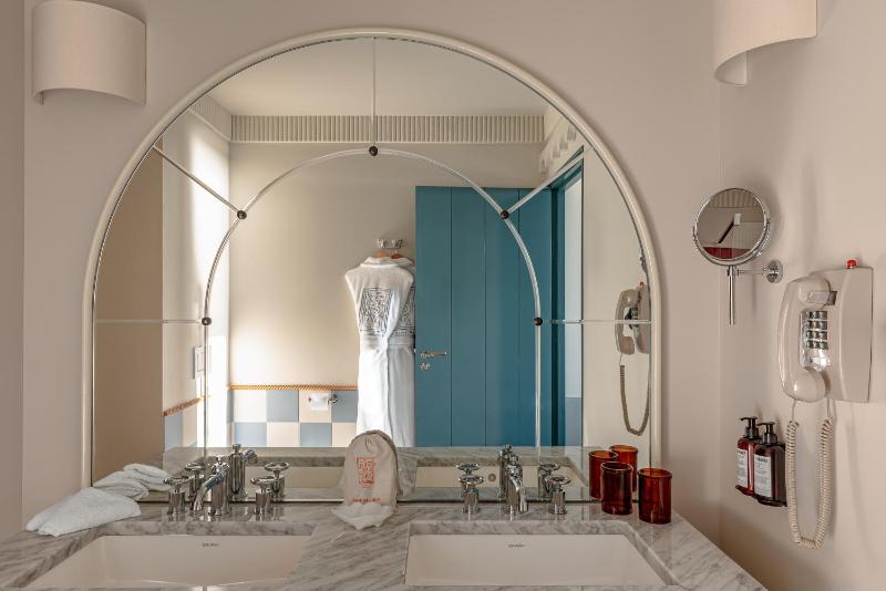 Superior Double or Twin Room with Sea View image 1