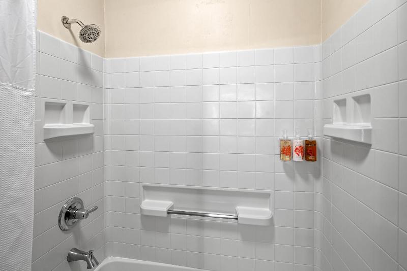 Standard 2 Queen Room image 2