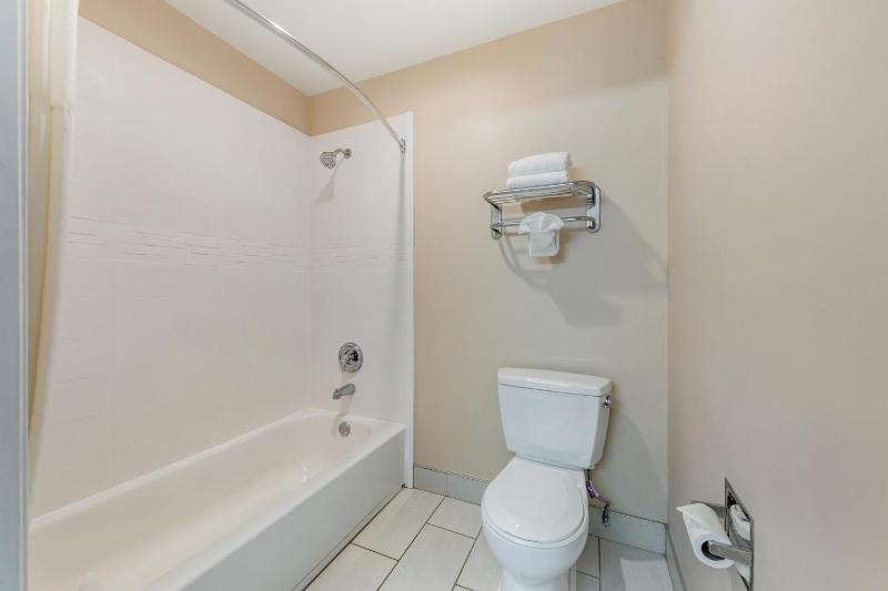 Suite, 2 Queen Beds, Sofa Bed, Non Smoking image 3