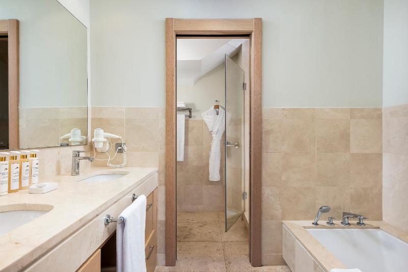 Four-Bedroom Suite with Sea View image 4