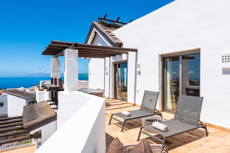 Two-Bedroom Suite with Sea View image 4