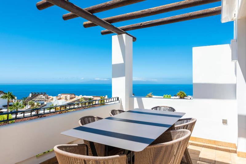 Two-Bedroom Suite with Sea View image 3