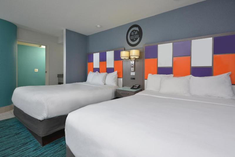 Queen Room with Two Queen Beds - Non-Smoking image 2