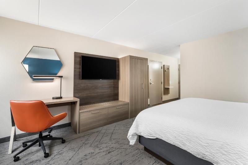 Standard King Room image 3