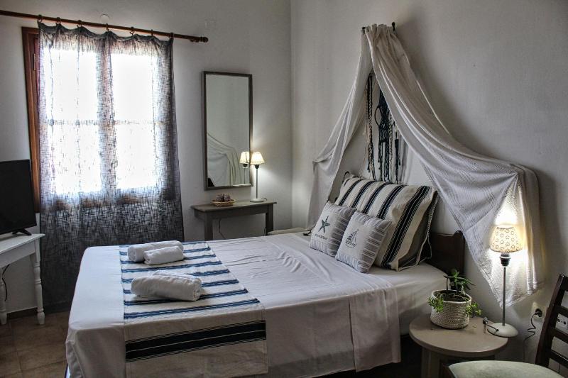 Villa Irida shared pool four bedrooms image 4