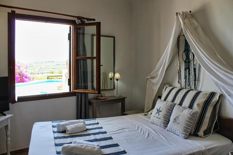 Villa Irida shared pool four bedrooms image 3