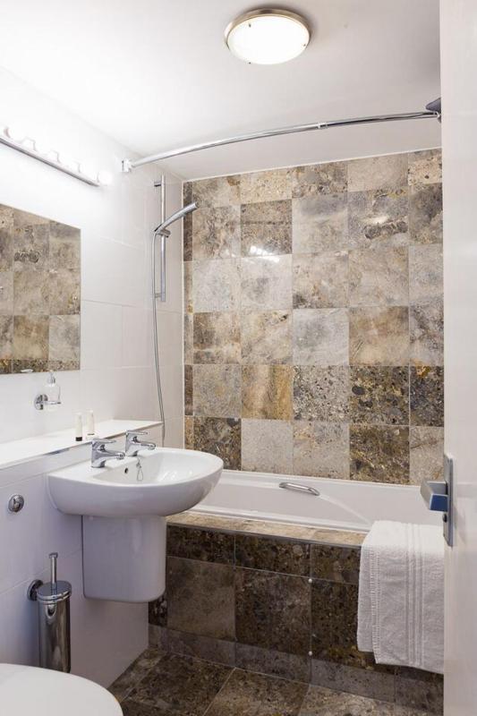 Standard Double Room image 3