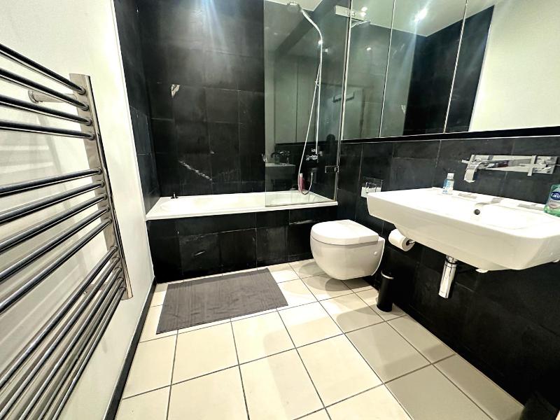Luxury Apartment in Birmingham City Centre - image 9