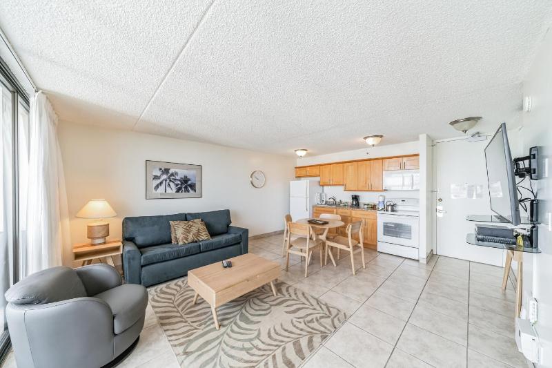 Waikiki Banyan Condo With Panoramic 37th Floor Ocean Views - image 4
